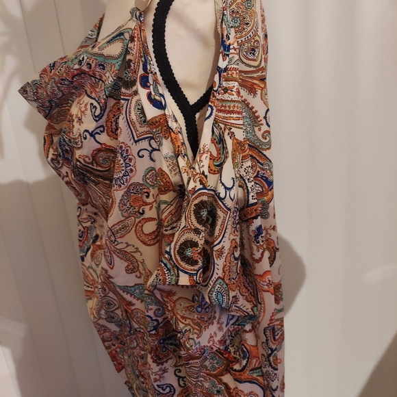 NWOT Cold Shoulder style top - Picture 5 of 6